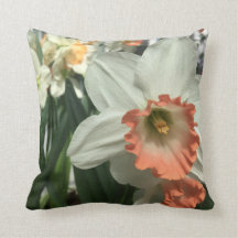 Orange und weißes Blumen-Kissen