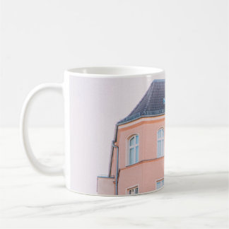 ORANGE- UND WEISSKONKRETES GEBÄUDE KAFFEETASSE