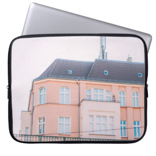 ORANGE- UND WEISSKONKRETES GEBÄUDE LAPTOPSCHUTZHÜLLE