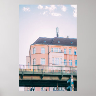 ORANGE- UND WEISSKONKRETES GEBÄUDE POSTER