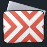 Orange und White Chevrons Laptopschutzhülle<br><div class="desc">Wechselnde rötlich-orange-weiße Chevronen konvergieren in diesem fett-geometrischen Muster. Digitales Bild. Copyright © 2012 Claire E. Skinner. Alle Rechte vorbehalten.</div>