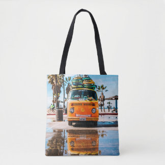 Orange van mit Surfbrett oben Tasche