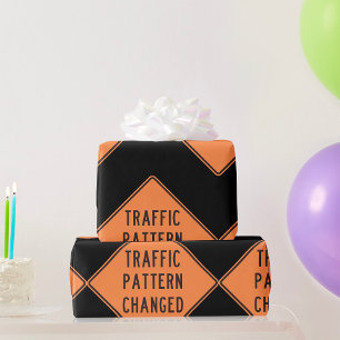 Orange Verkehrsplanänderung Straßenwarnschild Geschenkpapier