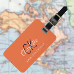 Orange weiß mit Monogramm Gepäckanhänger<br><div class="desc">Ein trendiger, orangefarbener Hintergrund. Personalisieren Sie Ihre Monogrammbriefe, Vornamen und vollständigen Namen auf der Vorderseite und fügen Sie sie hinzu. Ihre Kontaktinformationen auf der Rückseite.</div>