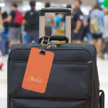 Orange White Name Skript Gepäckanhänger<br><div class="desc">Ein trendiger,  orangefarbener Hintergrund. Personalisieren Sie Ihren Namen auf der Vorderseite und fügen Sie ihn hinzu. Ihre Kontaktinformationen auf der Rückseite.</div>