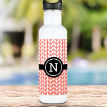 Orange White Zickzack Pattern Monogram Modern Bold Edelstahlflasche<br><div class="desc">Mit dieser feinen, schicken, trendigen Koralle und Weiß mit einer Zickzack, schwarzen Wasserflasche im modernen Design verleihen Sie Ihrem Training Stil. Passen Sie diese einzigartige Edelstahlflasche mit Ihrem Monogramm-Initial an. Ein großartiges Geschenk für einen besonderen Freund und auch für dich selbst! Geben Sie einfach den Monogramm-Brief Ihrer Wahl ein und...</div>