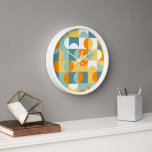Orange Yellow Aquamarin Blue Seafoam Retro Art Mus Uhr<br><div class="desc">Schöne zeitgenössische weiß, gelb, orange, aquamarin blau und Meeresfrüchte grüne geometrische Kreise und Halbkreise Muster. Elegantes, stilvolles und eklektisches minimalistisches Design für den künstlerischen Innenarchitekten, den künstlerischen Dekorator, den beliebten angesagten Trendsetter, den Vintagen Retro-Stil oder den abstrakten geometrischen Motiv-Liebhaber. Entdecken Sie dieses Design mit den Farben der Innendekoration und dekorieren...</div>