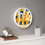 Orange Yellow Dark Navy Blue Retro Art Muster Uhr<br><div class="desc">Schöne zeitgenössische weiß, gelb, orange, dunkelblau und Vanille gefärbte geometrische Kreise und Halbkreise Muster. Elegantes, stilvolles und eklektisches minimalistisches Design für den künstlerischen Innenarchitekten, den künstlerischen Dekorator, den beliebten angesagten Trendsetter, den Vintagen Retro-Stil oder den abstrakten geometrischen Motiv-Liebhaber. Entdecken Sie dieses Design mit den Farben der Innendekoration und dekorieren Sie...</div>