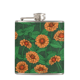 Orange Zinnia Blume, grüne Blätter auf dunkelgrün Flachmann