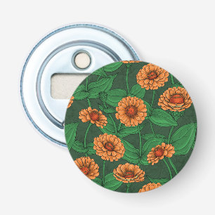 Orange Zinnia Blume, grüne Blätter auf dunkelgrün Flaschenöffner