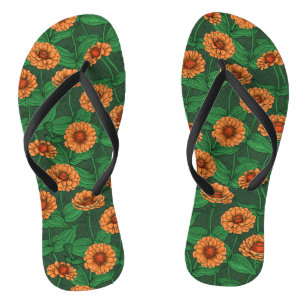 Orange Zinnia Blume, grüne Blätter auf dunkelgrün Flip Flops