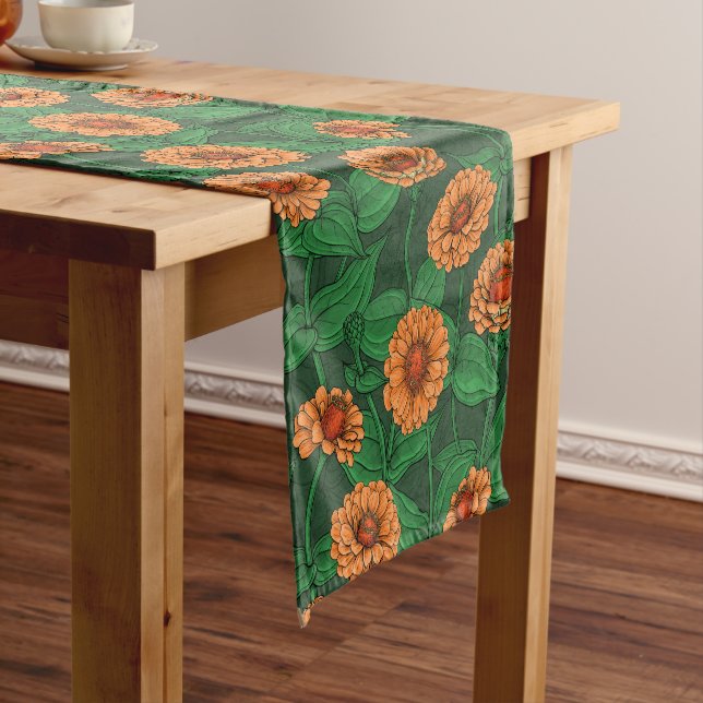 Orange Zinnia Blume, grüne Blätter auf dunkelgrün Kurzer Tischläufer (Beispiel)