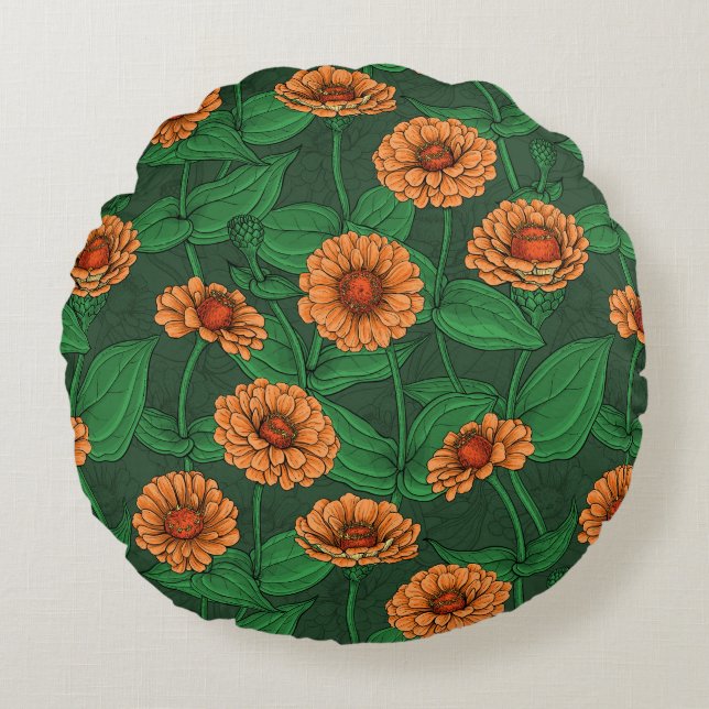 Orange Zinnia Blume, grüne Blätter auf dunkelgrün Rundes Kissen (Vorderseite)