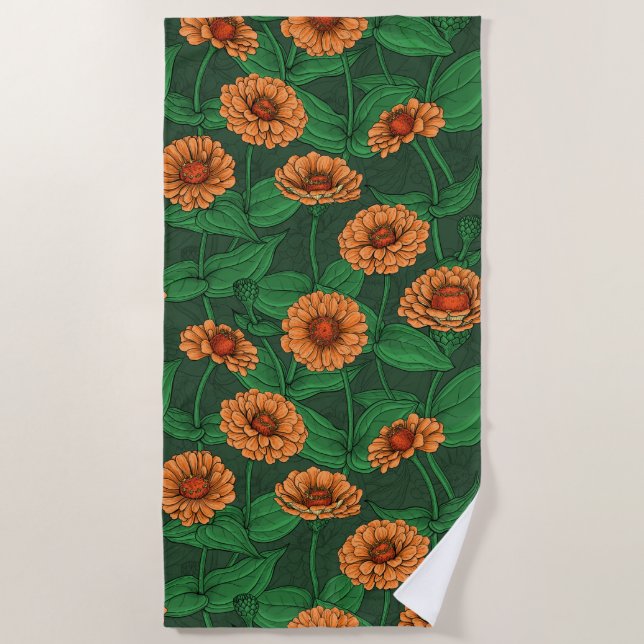 Orange Zinnia Blume, grüne Blätter auf dunkelgrün Strandtuch (Vorderseite)