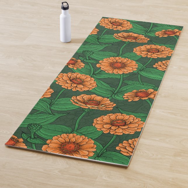 Orange Zinnia Blume, grüne Blätter auf dunkelgrün Yogamatte (Beispiel)