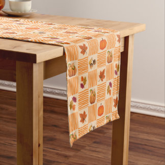 Orangebraune Kürbisse Herbstblätter Ästhetik Kurzer Tischläufer
