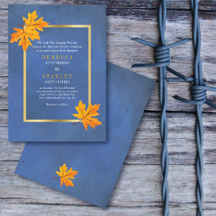 Orangefarbene Ahorn-Blätter auf Hochzeit mit blaue Einladung