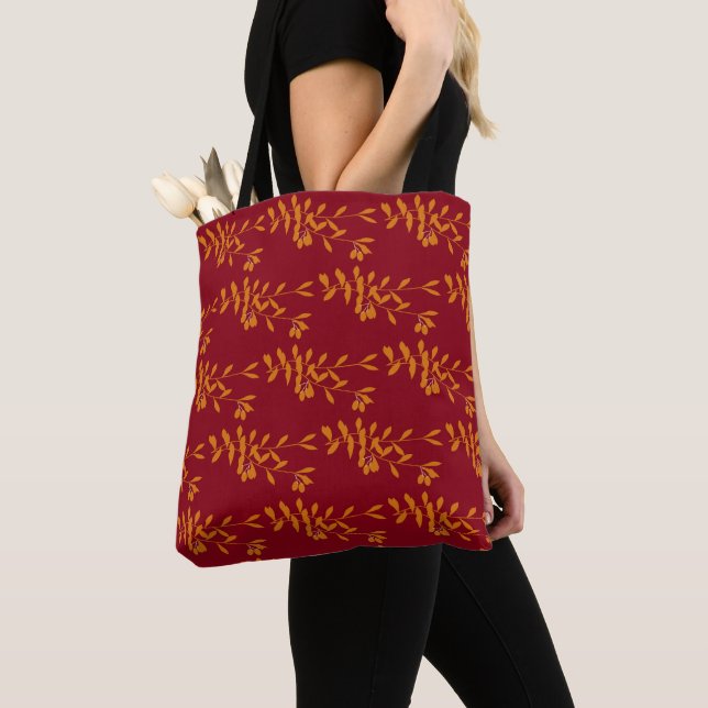 Orangefarbene Blätter der Silhouette auf rot Tasche (Von Nahem)