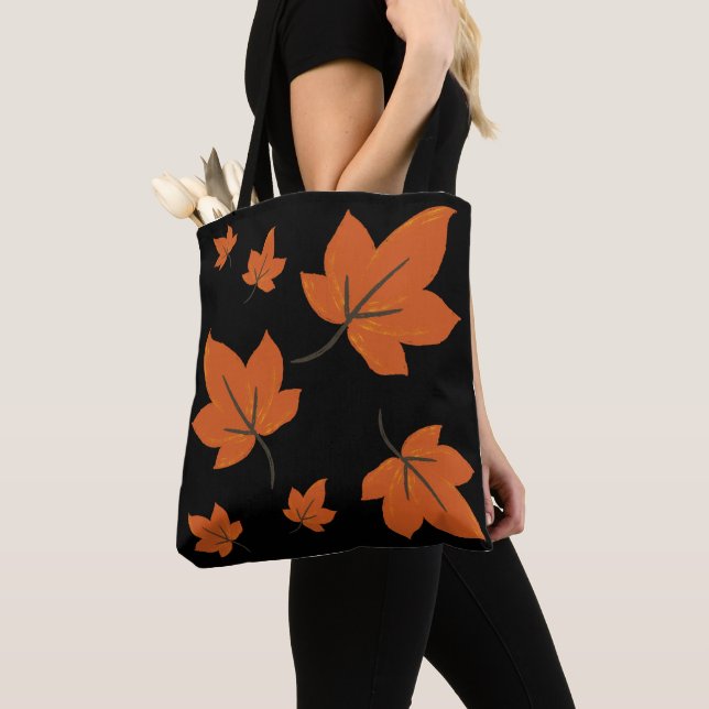 Orangefarbene Blätter im Herbstmuster Tasche (Von Nahem)