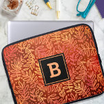 Orangefarbene Blattmuster monogramm, modern fett Laptopschutzhülle<br><div class="desc">Dieses moderne, trendige Notebook mit Neopren schmückt ein funkelnd Herbstblatt-Muster aus Gold und Kupferfolie auf einem reich verbrannten orangen und tiefrot strukturierten Hintergrund. Passen Sie diese elegante Hülle mit Ihrem Monogramm Initial an. Macht jedes Mal, wenn Sie es benutzen, eine elegante und stilvolle Aussage. Dieser Laptop-Ärmel ist in drei Größen...</div>