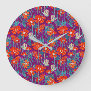 Orangefarbene Blume auf lila Kissen Große Wanduhr