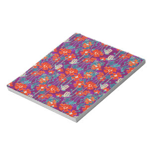 Orangefarbene Blume auf lila Kissen Notizblock