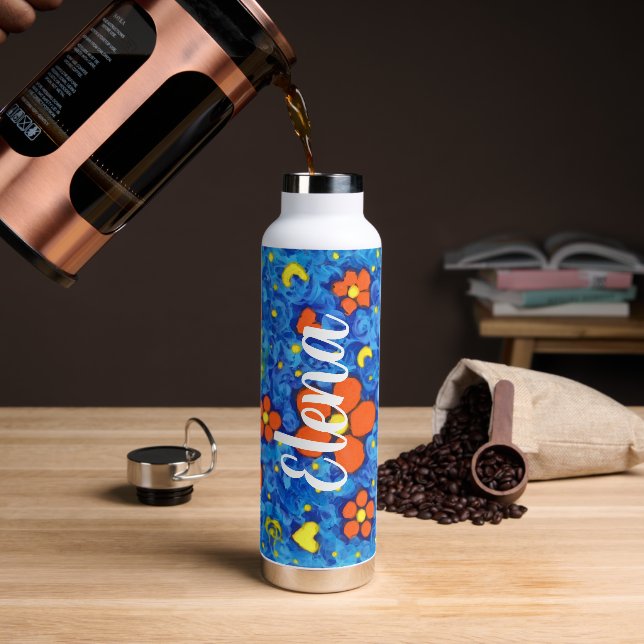 Orangefarbene Blume im Wasser Trinkflasche (Kaffee)