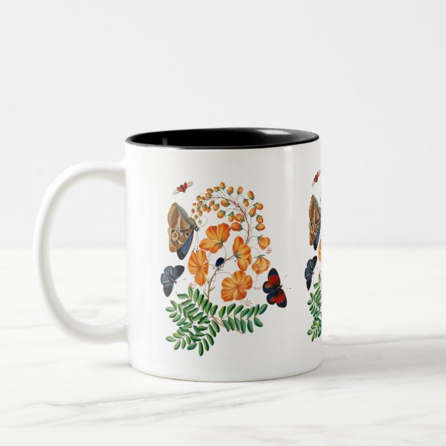 Orangefarbene Blume und Schmetterlinge Zweifarbige Tasse (Links)