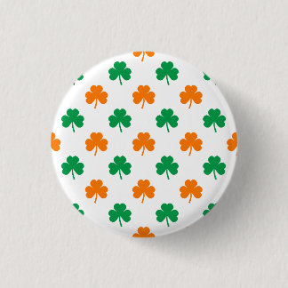 Orangefarbene, grüne Kleeblatt in weißer Form Button