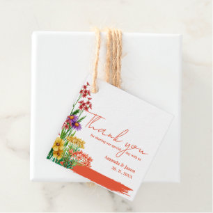 Orangefarbene Hochzeitsfeier mit gelben Wildblumen Geschenkanhänger