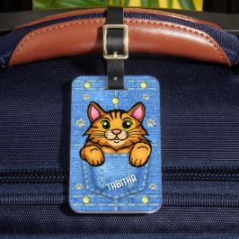 Orangefarbene Katze in Imitaten Denim Pocket mit I Gepäckanhänger