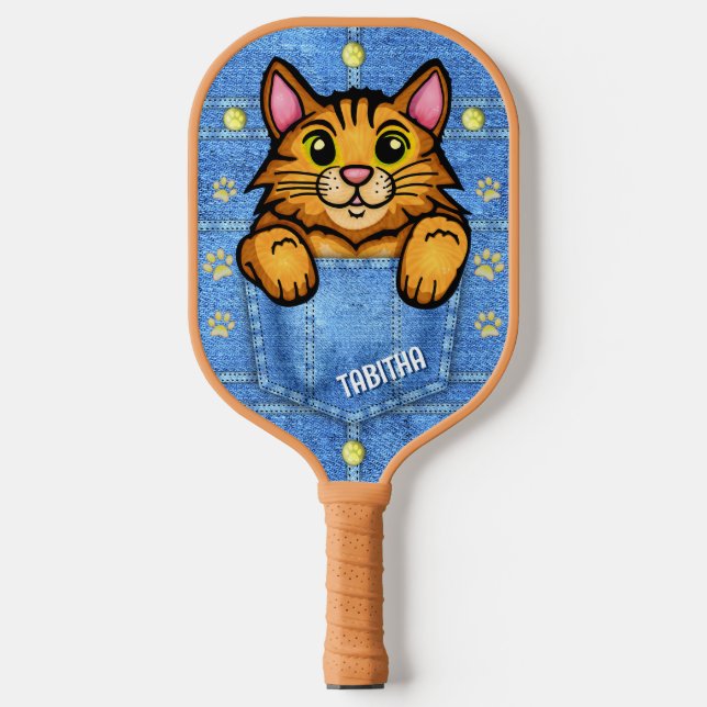 Orangefarbene Katze in Imitaten Denim Pocket mit I Pickleball Schläger (Vorderseite)