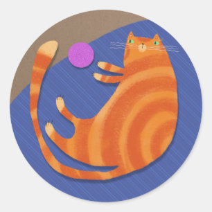 Orangefarbene Katze mit Spielzeug Runder Aufkleber