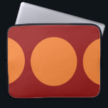 Orangefarbene Kreise Laptopschutzhülle<br><div class="desc">Dieses gewagte geometrische Muster weist einen großen orangen Punkt in der Mitte und zwei orangefarbene halbe Kreise an den Kanten eines roten Hintergrunds auf. Wenn Sie dem Design ein Monogramm oder Bild hinzufügen möchten, klicken Sie auf die Schaltfläche "Anpassen!". Digitales Bild. Copyright © 2011 Claire E. Skinner. Alle Rechte vorbehalten....</div>