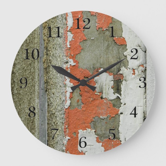 Orangefarbene Kronenfarbe auf der Betonwand Große Wanduhr (Vorderseite)