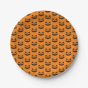 Orangefarbene Kürbisgesicht mit schwarzem Jack Pappteller