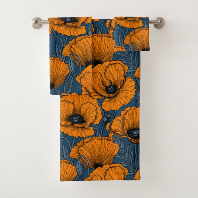 Orangefarbene Mohn in dunkelblau Badhandtuch Set (Insitu)