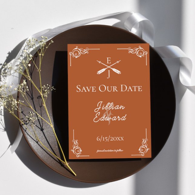 Orangefarbene Monogramme und Pfeile Save the Date Ankündigung (Burnt Orange Monogram and Arrows Save the Date)