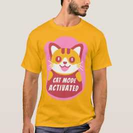 Orangefarbene oder gelbe Tablettenkatze mit benutz T-Shirt