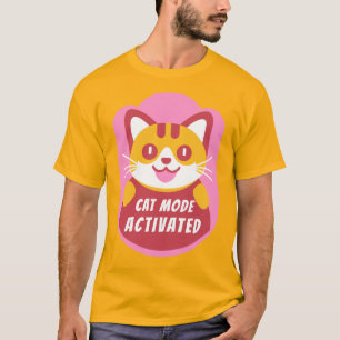 Orangefarbene oder gelbe Tablettenkatze mit benutz T-Shirt