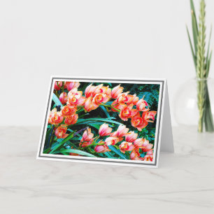 Orangefarbene orchide Blume gegen grüne Folien Karte