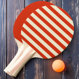 Orangefarbene Polo-Streifen und fest Tischtennis Schläger