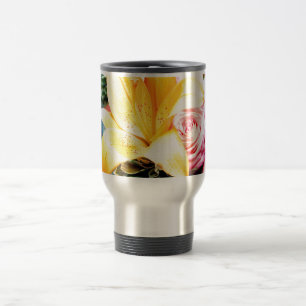 orangefarbene rosa Hochzeitsblumen Sternlilie Rose Reisebecher