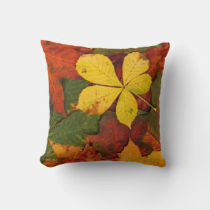 Orangefarbene, rote, gelbe Herbstleaves akzentes K Kissen