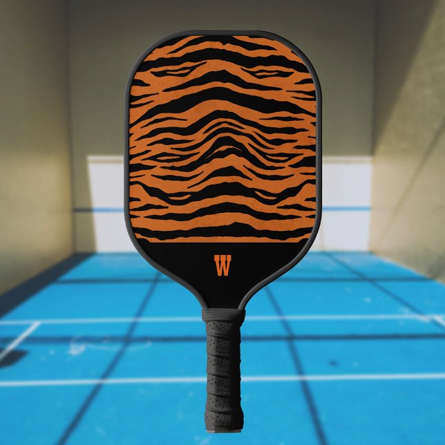 Orangefarbene schwarze Tigerstreifen und Monogramm Pickleball Schläger (Von Creator hochgeladen)