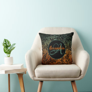 Orangefarbene Schwarzweißblumen-Monogramm mit grün Kissen