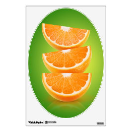Orangefarbene Stücke auf grün