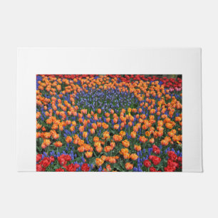 Orangefarbene Tulpen und Muscari-Blume Fußmatte