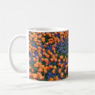 Orangefarbene Tulpen und Muscari-Blume Kaffeetasse