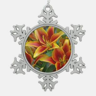 Orangefarbene und gelbe Lilien Schneeflocken Zinn-Ornament